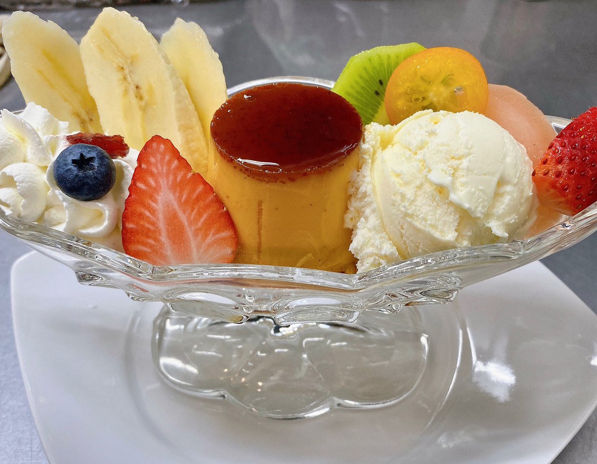 Paty_Cafe's tweet photo. 本日も営業しています

写真はプリンアラモード

カスタードプリンは山形県米沢市にて大切に育てられた紅花たまごをたっぷり使って作ります
濃厚な卵味を引き立てるため他の材料はグラニュー糖&amp;きび砂糖と牛乳、オーガニックバニラペーストとシン��ルに低温でじっくり蒸し焼きにした固めのプリン使用 https://t.co/WClJ6WuVgG