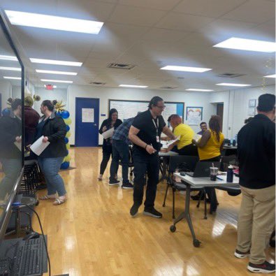 FACE_MsAguilera's tweet photo. Aug1: Those who are the best influencers take time to build authentically and intentionally. This is what happened today @LaPromesa_AISD with our fearless leaders @affb_fernanda & @DBrogee. Our theme for this year: Rising with Radical L๐ve #LanguageEqualizers https://t.co/wVV0lSlIwH