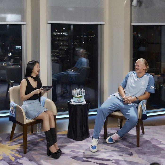 BPINKLATINO's tweet photo. “El futbolista noruego @erling será entrevistado por #JISOO, la entrevista se lanzará en Coupang Play hoy, a las 6PM KST.” https://t.co/wjlIEqBgZ3