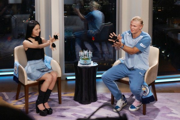 BPINKLATINO's tweet photo. “El futbolista noruego @erling será entrevistado por #JISOO, la entrevista se lanzará en Coupang Play hoy, a las 6PM KST.” https://t.co/wjlIEqBgZ3