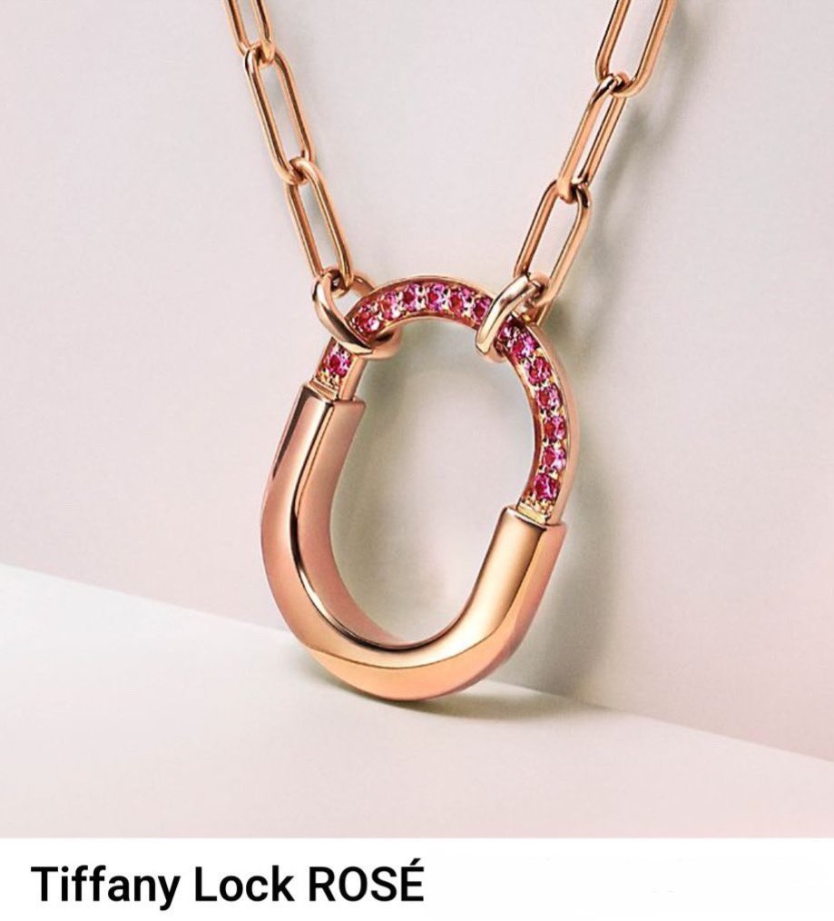 BPINKLATINO's tweet photo. Tiffany & Co lanzará un collar con zafiro Rosa edición #ROSÉ: 

“Tiffany Lock ROSÉ con zafiros rosas, que simbolizan el poder infinito del amor. El rosa, uno de los colores más raros del zafiro, es perfectamente compatible con el poder interior de la serie Lock y la inspiración artística de esta superestrella internacional.“