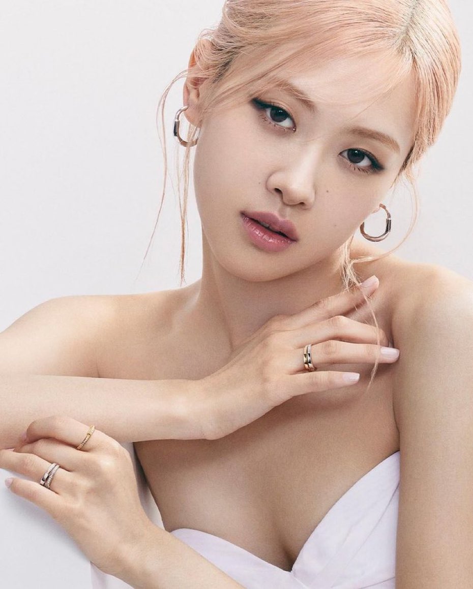 BPINKLATINO's tweet photo. Tiffany & Co lanzará un collar con zafiro Rosa edición #ROSÉ: 

“Tiffany Lock ROSÉ con zafiros rosas, que simbolizan el poder infinito del amor. El rosa, uno de los colores más raros del zafiro, es perfectamente compatible con el poder interior de la serie Lock y la inspiración artística de esta superestrella internacional.“