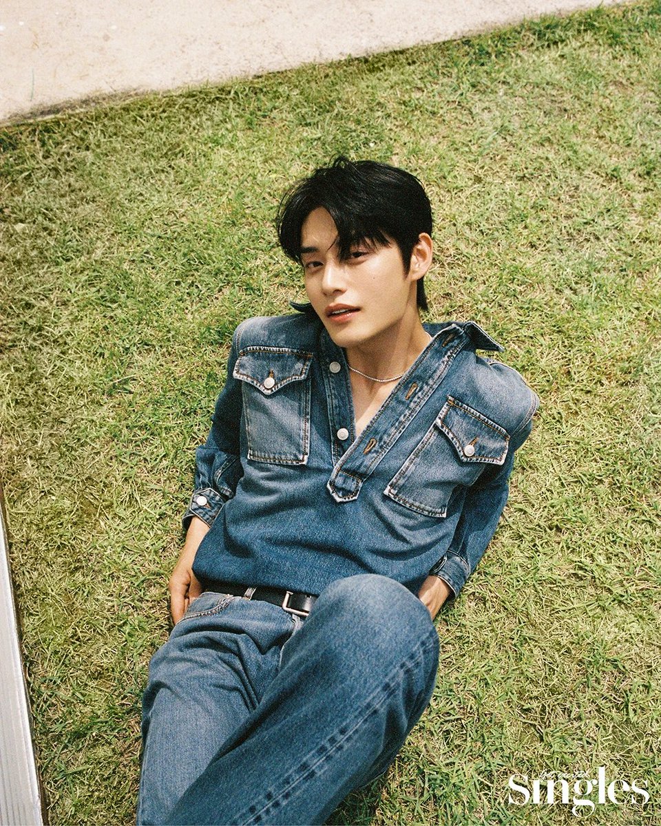 JllWOONG's tweet photo. A verdant throne in the meadow's sweet embrace, I sink into the green, soft and fair. https://t.co/BubTLCChYg