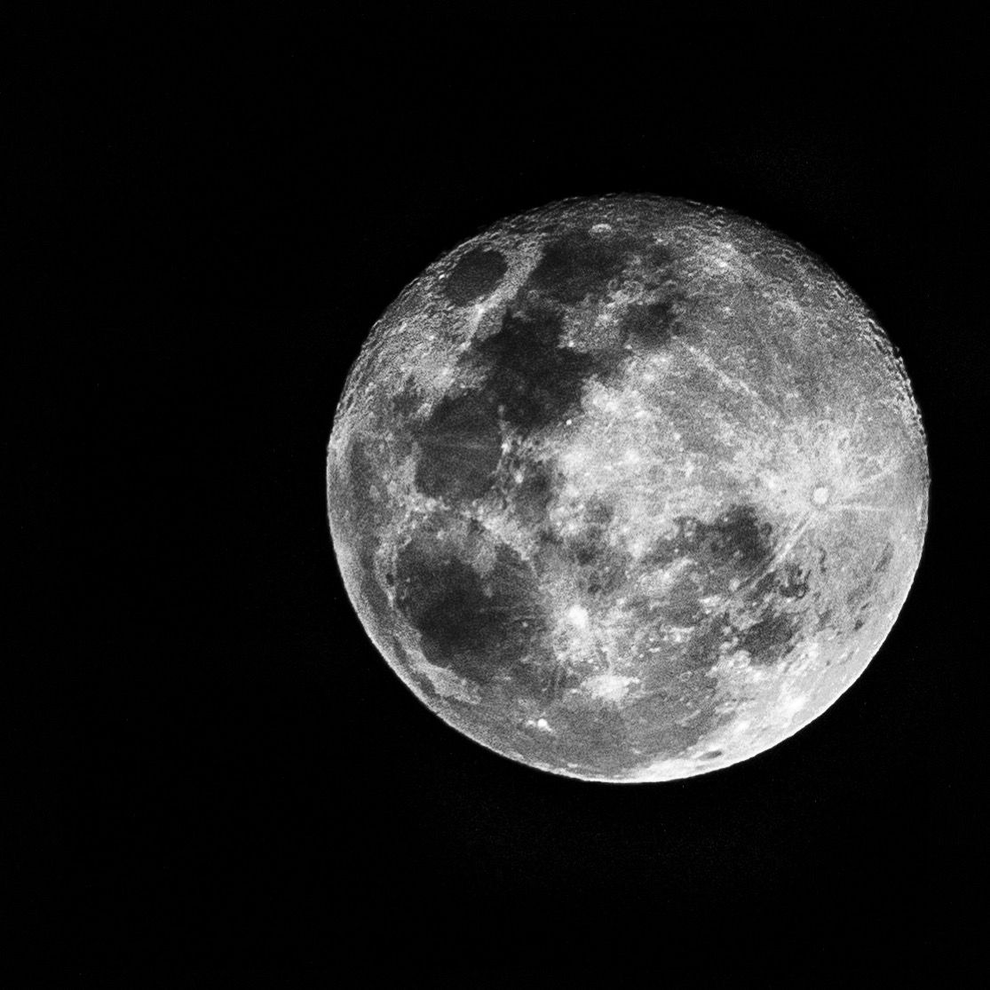 eriacos's tweet photo. Voy varios cuartos menguantes y otros tantos crecientes, añorando esas lunas llenas que adornaban nuestras noches, que eran solo nuestras, sin fin. https://t.co/YULYS6Lgv0