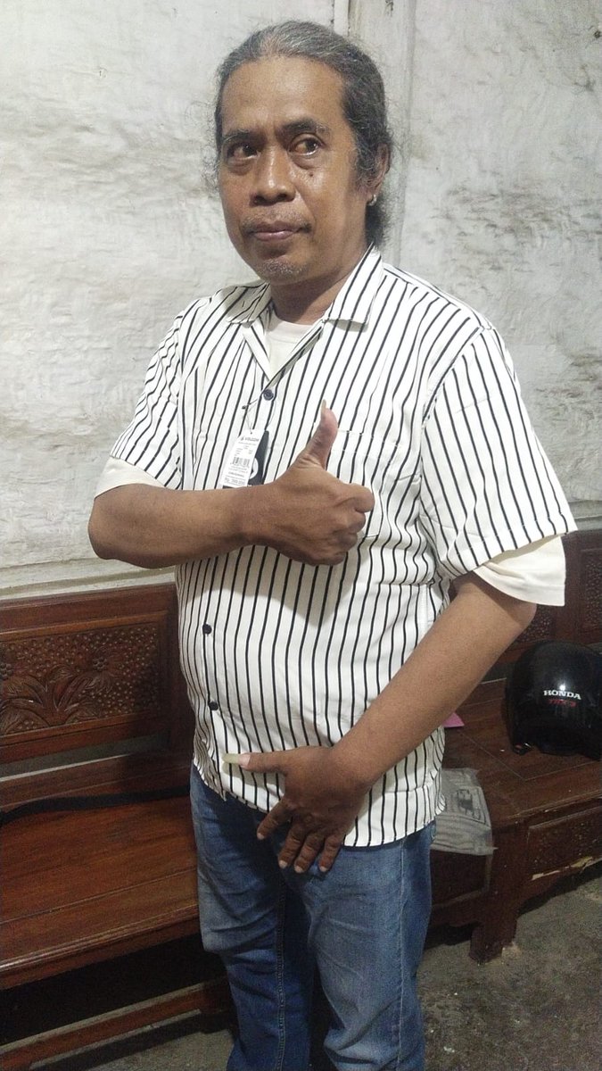 Hitam putih garis garis!