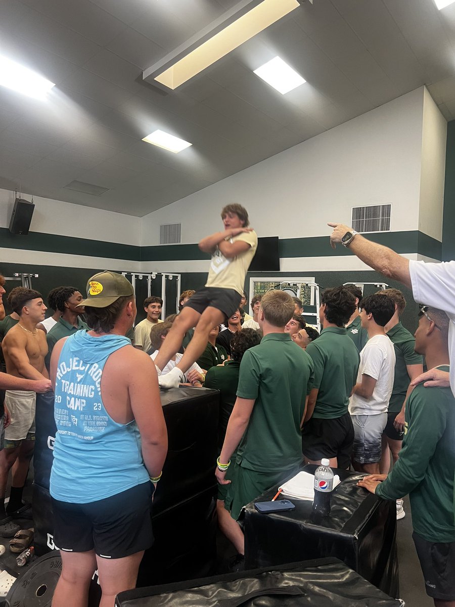 FootballGarces's tweet photo. Brotherhood #GrindTime https://t.co/iCTBByICh6