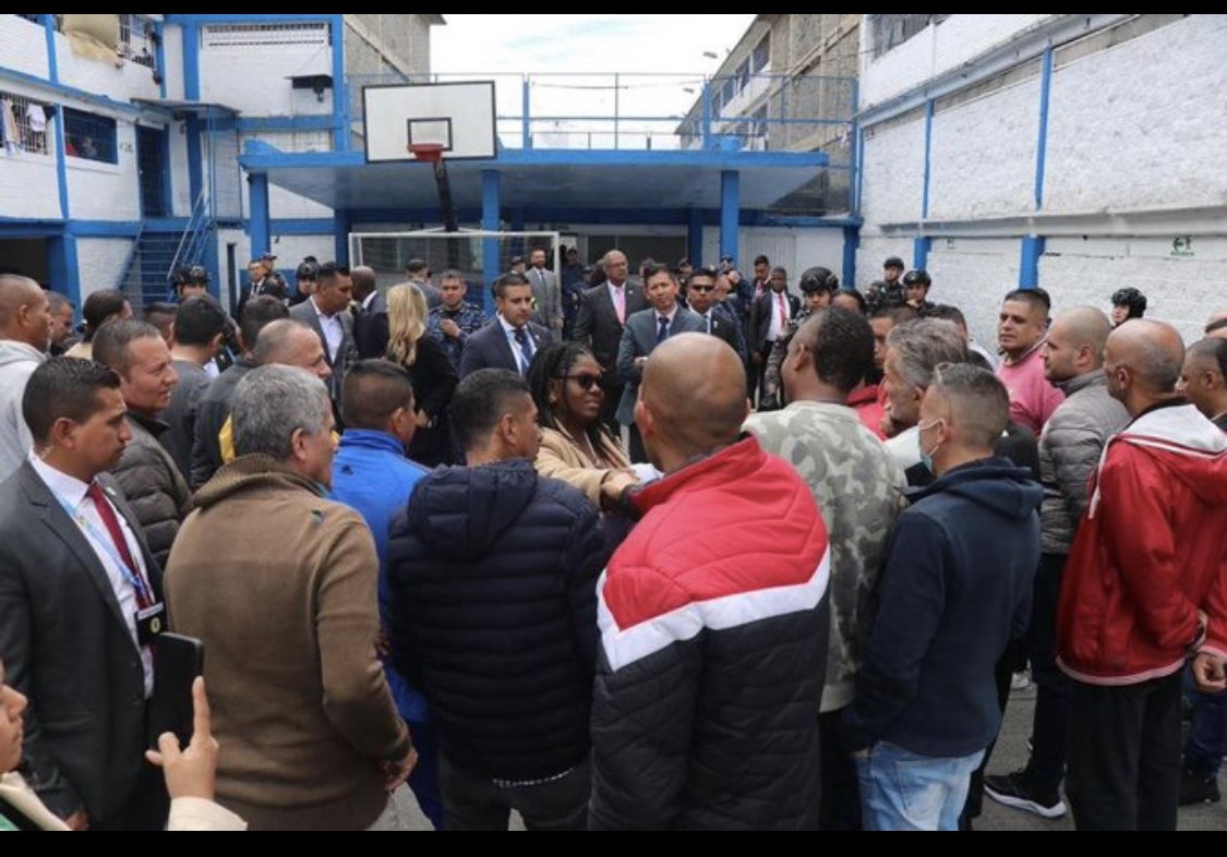 juanda158392211's tweet photo. Mis Parceros que les parece? Mientras todos siguen ocupados hablando de Nicolas Petro. @FranciaMarquezM se encontraba haciendo lo que nunca hizo Martuchis, visitando una cárcel y 

dato curioso, es la primera vicepresidenta después de la constitución del 91 que va de visita una cárcel. Este gobierno sigue es un gobierno de todos.

También por eso es mi invitación mis muchachos a dejar de difundir los medios poderosos del establecimiento y apoyar a cada medio independiente y viendo el periodismo verdadero.