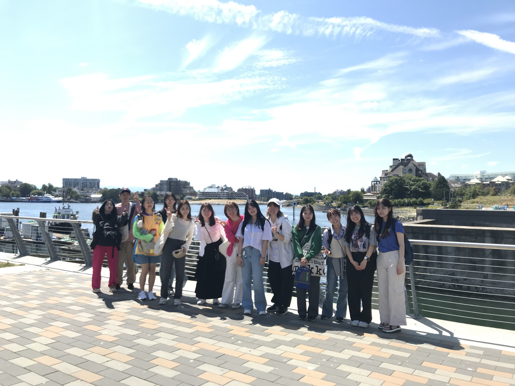 カナダから #英語集中講座 の様子が届きました。語学学校で授業を受けながら、集中的に実践的な英語力を身につけます。昨日は街歩きを楽しみ、今日からいよいよ授業が始まるようです。
#東邦大学 #看護学部 #海外研修 #ブリティッシュコロンビア州 #ビクトリア
