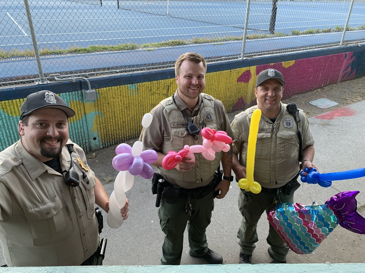 BaysideNeighbor's tweet photo. #NationalNightOut @EverettCity Clark Park and @EverettPolice. Great night meeting our neighbors. We appreciate our Park Rangers coming out tonight. https://t.co/iXOv52v9PS