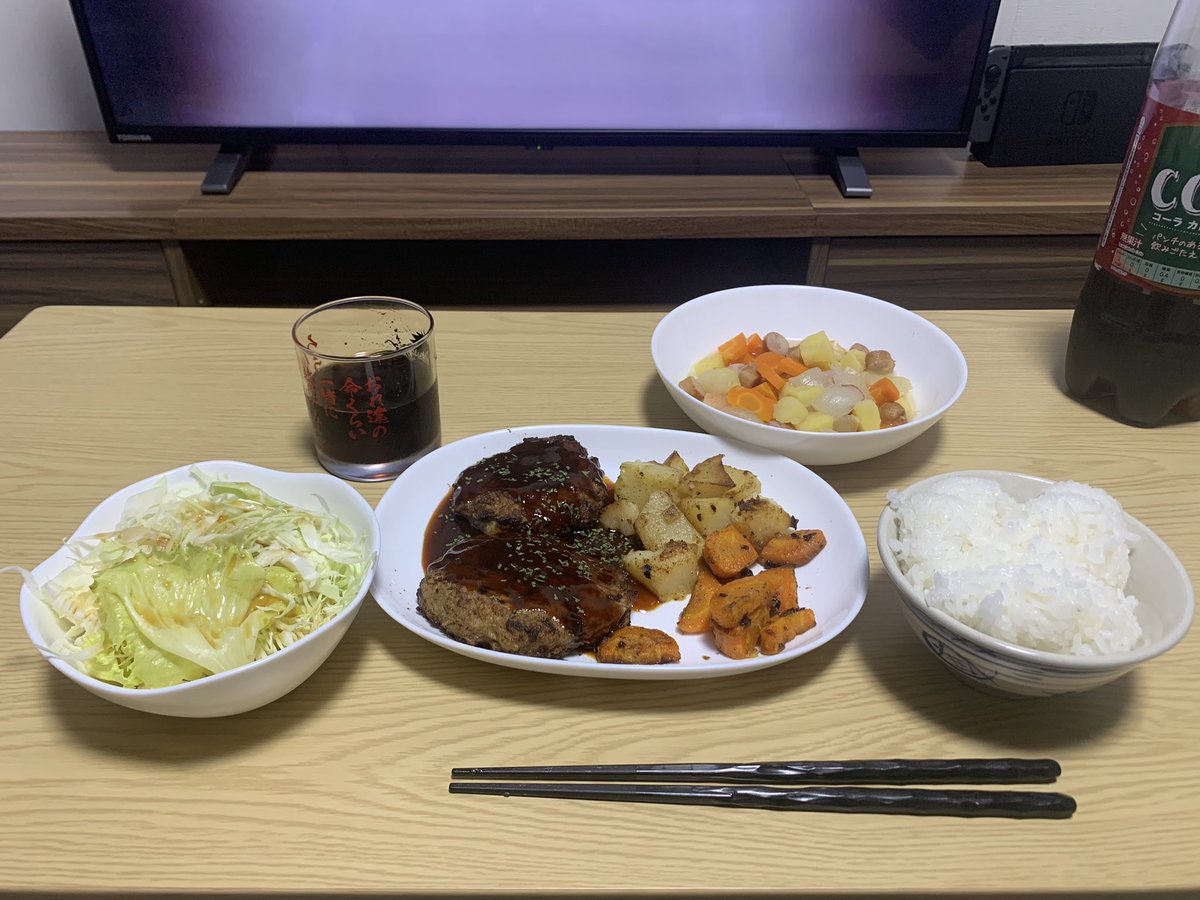 ryolivingalone's tweet photo. 一昨日は作り置きのハンバーグを食べました！あとジャガイモとにんじんのソテーとコンソメスープを作りました😃
#1人暮らし https://t.co/i48LgvBqm9