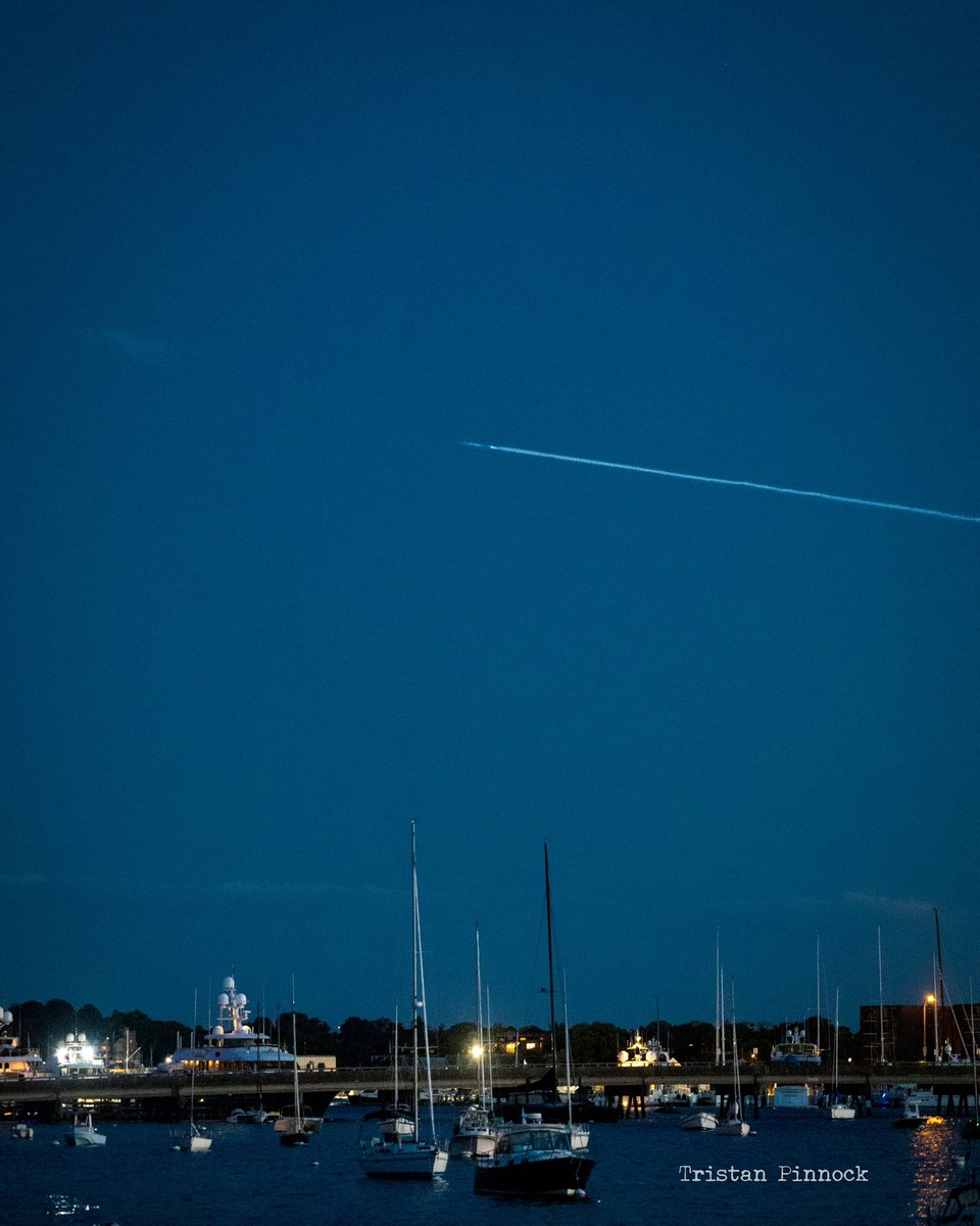 TheNewportBlast's tweet image. Antares rocket streaks across the sky over Newport Harbor after lifting off from the Wallops Flight Facility in VA.

#Antares #NASA #wallopsflightfacility #NewportRI #RhodeIsland
