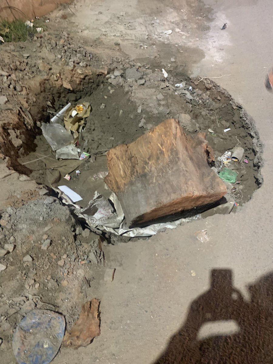 brtavva's tweet photo. After below post, work got initiated with making pits bigger &amp; few stumps cut, but not yet cleared. Not sure when work will start other stumps beyond DMart till level crossing. Hopeful that it gets closed next 2 weeks. 

#carmelaram #RoadSafety 
@carmelaramunite @MTF_Mobility https://t.co/BPcqZUyDyq