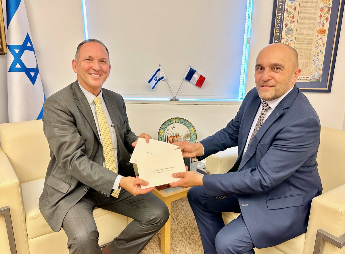 Frรฉdรฉric Journรจs (@fjournes) on Twitter photo Merci ร lโambassadeur <a href="/GilHaskel/">Gil Haskel ๐ฎ๐ฑ</a>, chef du Protocole dโEtat au ministรจre des affaires รฉtrangรจres israรฉlien qui mโa accueilli <a href="/israelmfa/">Israel Foreign Ministry</a> pour la remise des copies figurรฉes des lettres de crรฉance. Premiรจre รฉtape formelle, symbolique mais trรจs importante pour commencer ma mission Merci ร lโambassadeur <a href="/GilHaskel/">Gil Haskel ๐ฎ๐ฑ</a>, chef du Protocole dโEtat au ministรจre des affaires รฉtrangรจres israรฉlien qui mโa accueilli <a href="/israelmfa/">Israel Foreign Ministry</a> pour la remise des copies figurรฉes des lettres de crรฉance. Premiรจre รฉtape formelle, symbolique mais trรจs importante pour commencer ma mission
