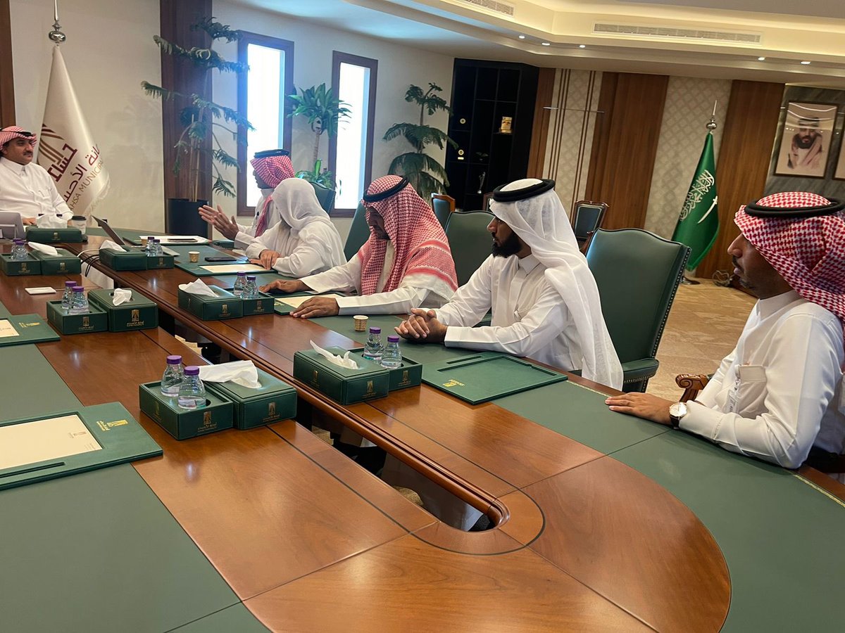 MARAH_CSC's tweet photo. لجنة خدمة المجتمع بجمعية المراح الخيرية تلتقي بسعادة أمين الأحساء في لقاء موسع، تم فيه تقديم وعرض أهم المطالب الإستراتيجية والهامة لأهالي المراح والعوضية.

#أمانة_الأحساء
#جمعية_المراح_الخيرية
#المراح #الأحساء https://t.co/XBrLcvfyni