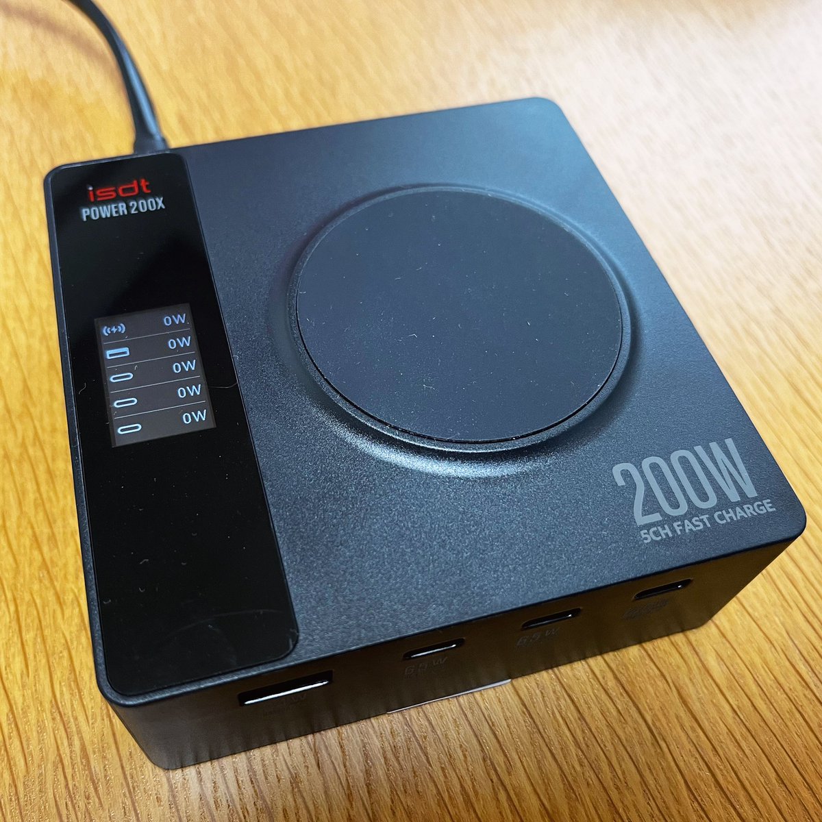 gorobros's tweet photo. 200WなUSB充電器 isdt POWER 200X を導入。
140W x 1、65W x 2、24W x 1、15W Qiワイヤレス充電 x 1の計5チャンネルは、消費電力モニタ付きでスマホアプリにも対応。冷却ファンもしっかり搭載。
240W対応USB-Cケーブル2本付きで1.2万円程は悪くないお値段。
#isdt #power200x https://t.co/rXFBIHyFss