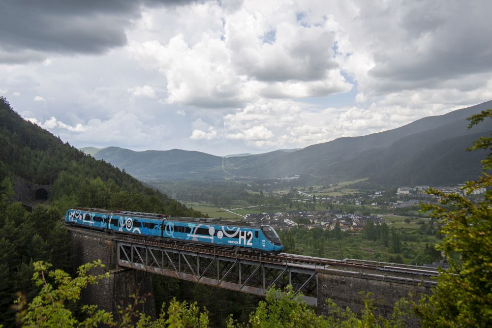 The journey begins for our project #FCH2RAIL❣FCH2Rail aims to evaluate the performance of #hydrogenpowered trains🚆by conducting tests on various #railway lines in🇪🇸 &amp; achieved an important milestone by completing the 1⃣st route in the Aragonese Pyrenees👉youtube.com/watch?v=s4JfnD…
