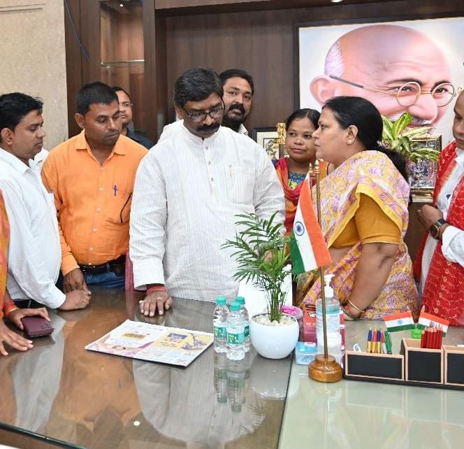 DipikaPS's tweet photo. झारखण्ड विधानसभा में टेट पास पारा शिक्षकों ने मेरे माध्यम से माननीय मुख्यमंत्री जी श्री @HemantSorenJMM जी से मिलकर अपनी बात रखी।
@INCJharkhand https://t.co/6JliXOk1mw