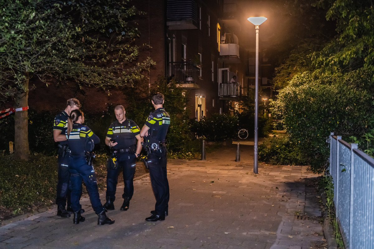 JeffreyNOB's tweet photo. Afgelopen nacht stond ik 8km verderop en hoorde ik een gigantische knal. Het bleek opnieuw een #explosie te zijn. Dit keer op de #WillemRuyslaan in #Rotterdam. Geen gewonden wel schade, op 16 feb werd er voor de deur ook op een man geschoten https://t.co/b31Lqd6Z6g https://t.co/H4MfYGoSrg