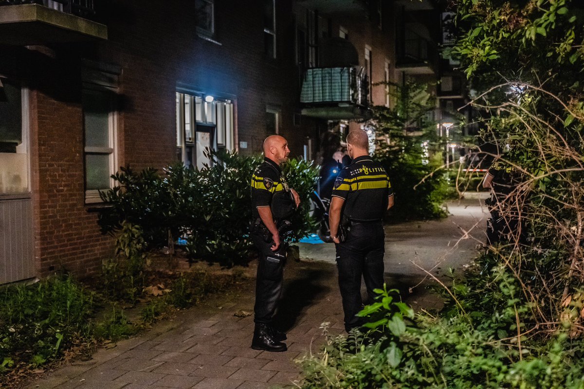 JeffreyNOB's tweet photo. Afgelopen nacht stond ik 8km verderop en hoorde ik een gigantische knal. Het bleek opnieuw een #explosie te zijn. Dit keer op de #WillemRuyslaan in #Rotterdam. Geen gewonden wel schade, op 16 feb werd er voor de deur ook op een man geschoten https://t.co/b31Lqd6Z6g https://t.co/H4MfYGoSrg