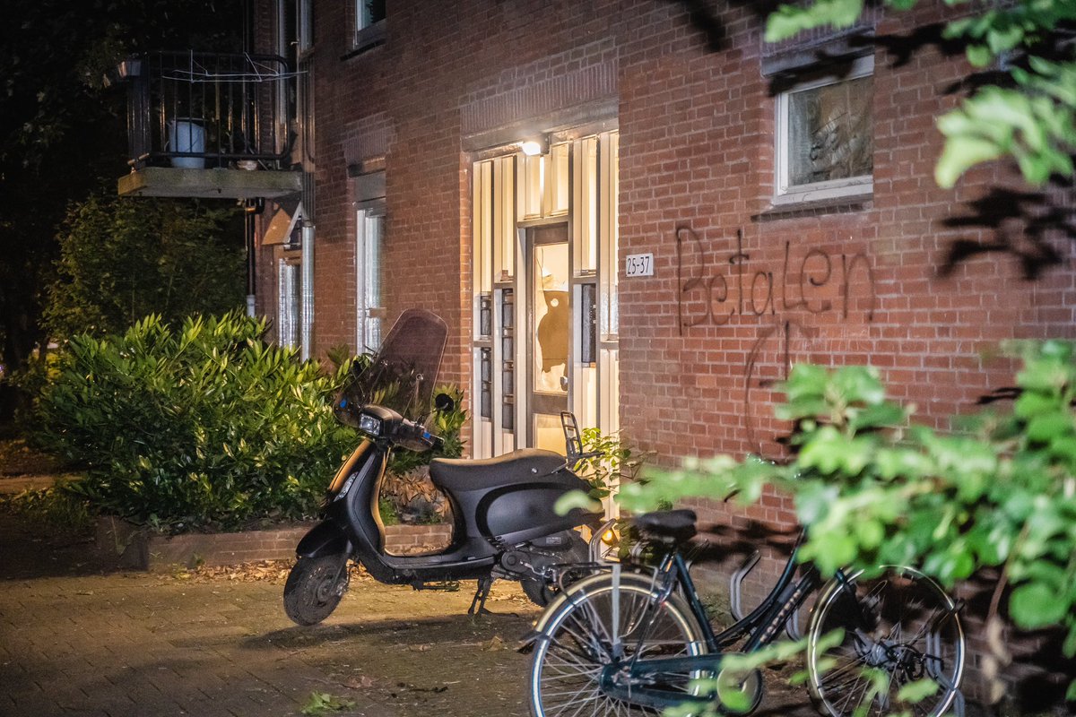 JeffreyNOB's tweet photo. Afgelopen nacht stond ik 8km verderop en hoorde ik een gigantische knal. Het bleek opnieuw een #explosie te zijn. Dit keer op de #WillemRuyslaan in #Rotterdam. Geen gewonden wel schade, op 16 feb werd er voor de deur ook op een man geschoten https://t.co/b31Lqd6Z6g https://t.co/H4MfYGoSrg