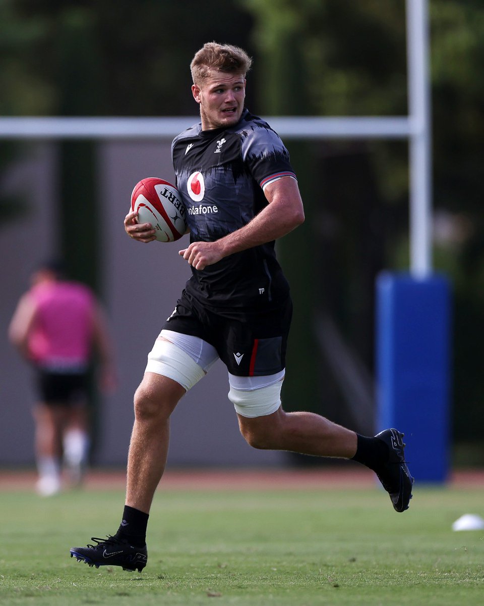 scarlets_rugby's tweet photo. Llongyfarchiadau to Sam Costelow, Gareth Davies, Ryan Elias & Taine Plumtree who have been named in Saturday's Vodafone Summer Series squad to face England 🏴
Llongyfarchiadau i'r 4 Scarlet wedi'u henwi yng ngharfan Cymru i herio Lloegr Dydd Sadwrn 🔴
Pob lwc Cymru! https://t.co/kzUD85LiLA