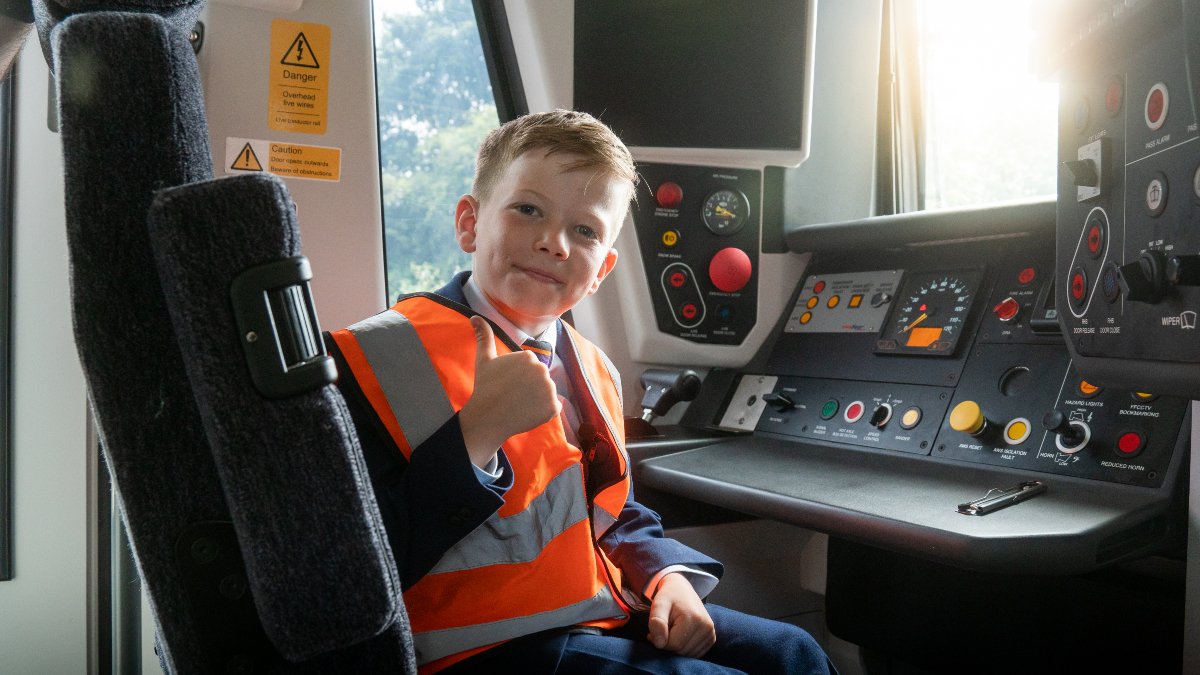 All aboard! @WestMidRailway is giving four children aged 4-10 the chance to win a day helping out on board as a real-life train guard! Details on how to enter: tinyurl.com/jnrconductor