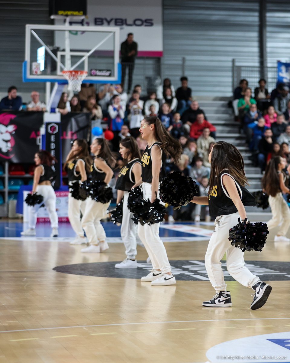 ASVEL_Feminin's tweet photo. S O D A 💃 C R E W

Nous avons hâte de retrouver sur nos parquets, les incroyables chorégraphies de la team @soda_crew ✨ @CelineClain

#ASVElles #basketball #women #dancer #crew https://t.co/EUY13ctrMt