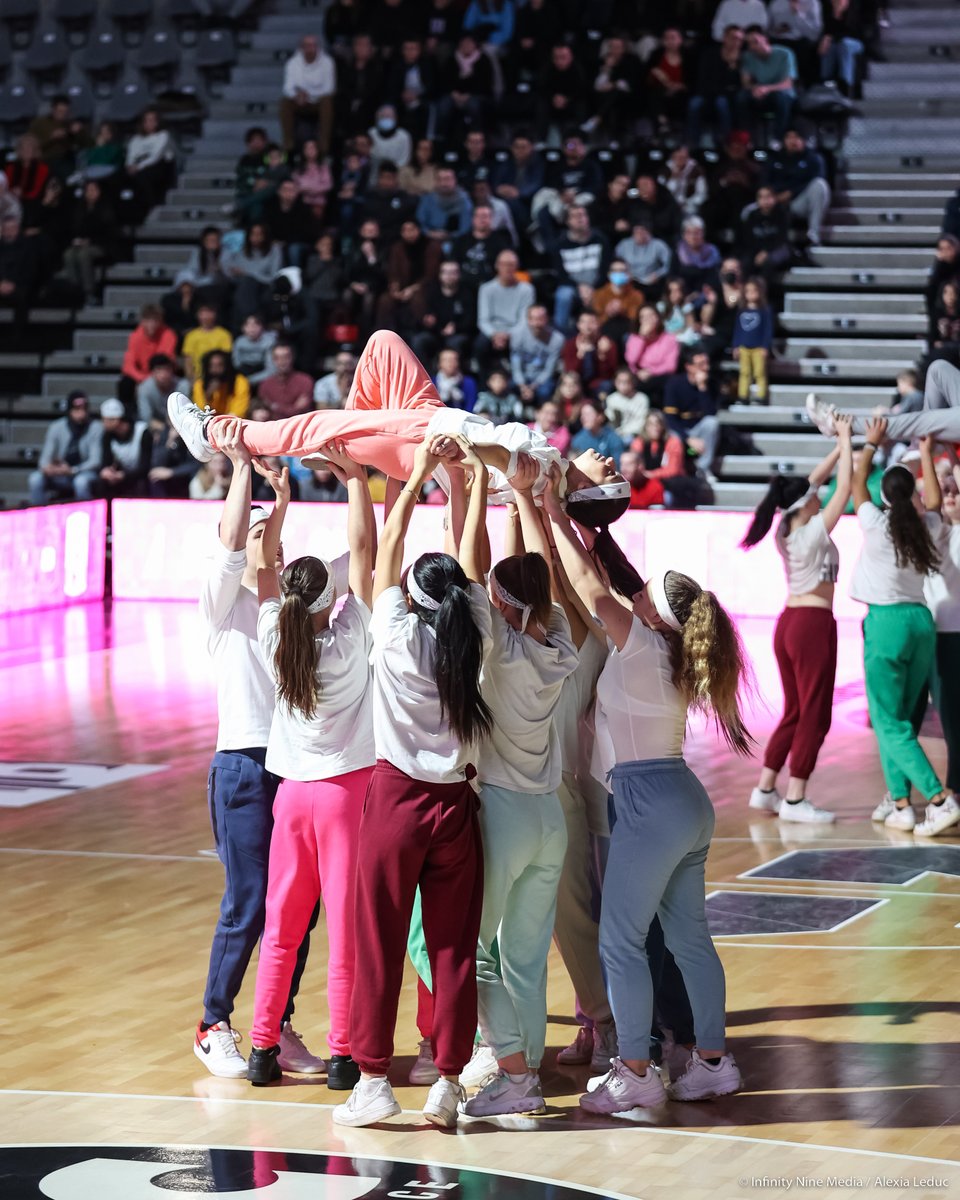 ASVEL_Feminin's tweet photo. S O D A 💃 C R E W

Nous avons hâte de retrouver sur nos parquets, les incroyables chorégraphies de la team @soda_crew ✨ @CelineClain

#ASVElles #basketball #women #dancer #crew https://t.co/EUY13ctrMt