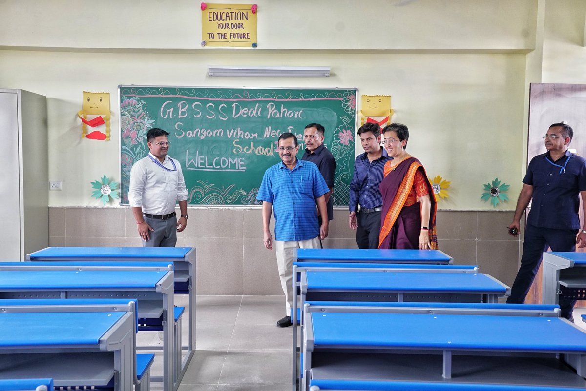 ArvindKejriwal's tweet photo. आज दिल्ली के संगम विहार में नए और शानदार स्कूल की शुरुआत की। आधुनिक सुविधाओं से लेस ये स्कूल संगम विहार और देवली के घनी आबादी वाले इलाक़े के बीचों-बीच स्थित है जहाँ काफ़ी बच्चों को इस स्कूल का फ़ायदा मिलेगा। 

स्कूल प्रांगण में लगी बाबा साहेब अम्बेडकर जी की प्रतिमा यहाँ बच्चों को हमेशा देश सेवा की प्रेरणा देती रहेगी।
