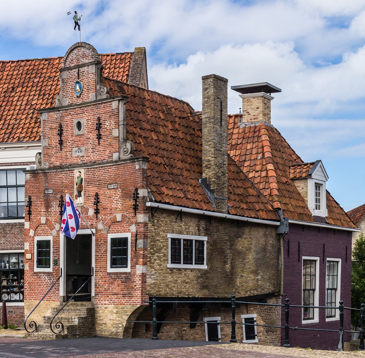 dutchbuildings's tweet photo. The "Korendragershuisje" is a monumental building in #Franeker (Friesland). It was built in 1634 for grain carriers and sack carriers. https://t.co/1rpfIZbb6t