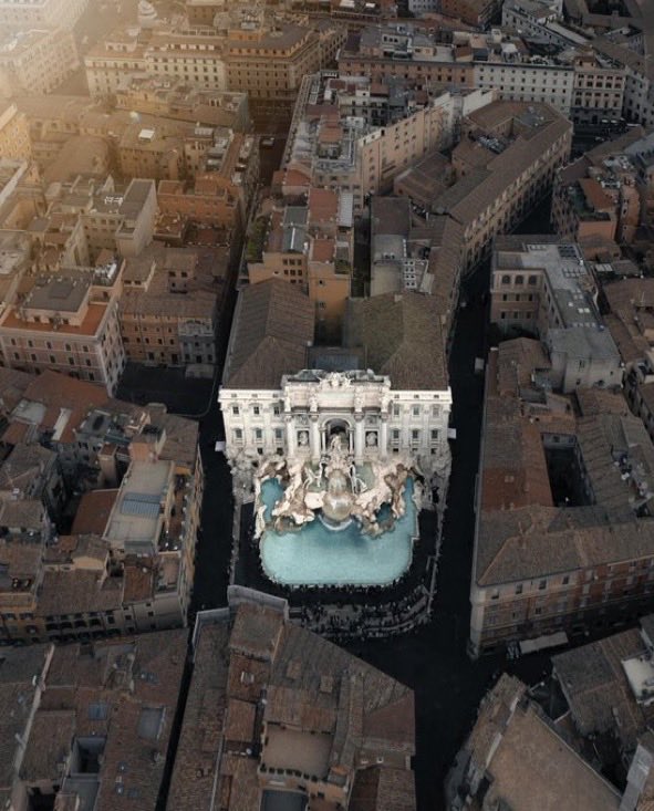 La maestosità della Fontana di Trevi.