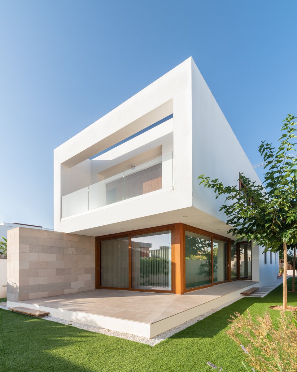 Las formas de esta vivienda no fueron fruto de la casualidad. Sus propietarios nos cuentan lo bien que viven aquí tanto en verano como en invierno. Espacios interiores y exteriores pensados para optimizar el confort térmico.
📷 @anaferrerofotografia