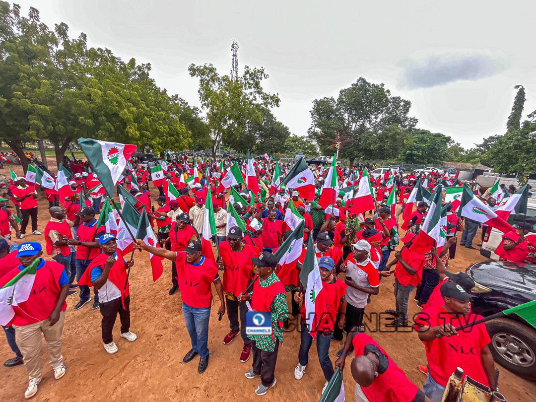 NLC and TUC protest at the Unity Fountain in Abuja over the removal of fuel subsidy.
#LetThePoorBreathe ✊