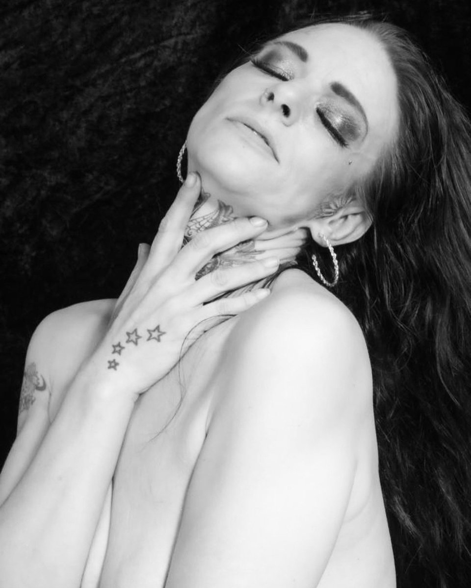 NaughtyBooXXX's tweet photo. #MODEL #modelling #glamourmodel
 #Contentcreater #milf #nude #naked #blackandwhitephoto #onlyfans_girl #onlyfansbabe #onlyfansmodel https://t.co/NfMgnOkHXb