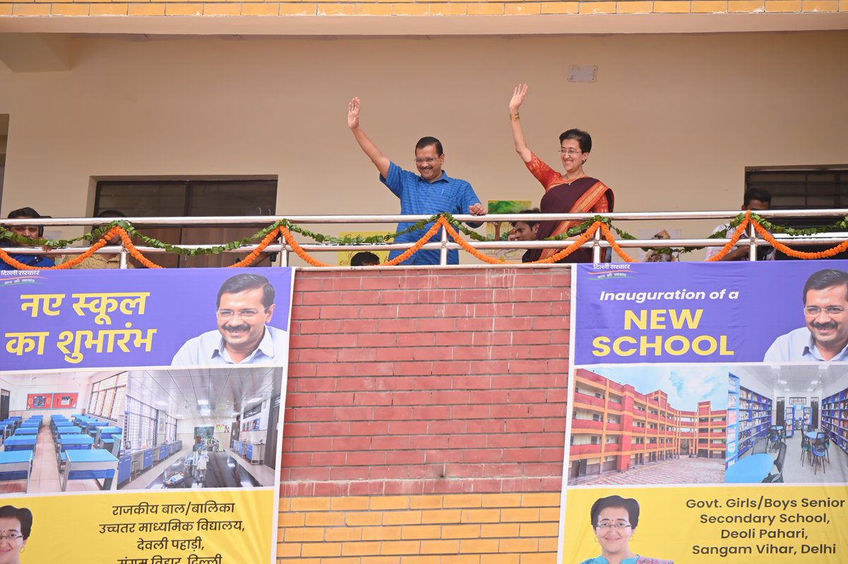 ArvindKejriwal's tweet photo. आज दिल्ली के संगम विहार में नए और शानदार स्कूल की शुरुआत की। आधुनिक सुविधाओं से लेस ये स्कूल संगम विहार और देवली के घनी आबादी वाले इलाक़े के बीचों-बीच स्थित है जहाँ काफ़ी बच्चों को इस स्कूल का फ़ायदा मिलेगा। 

स्कूल प्रांगण में लगी बाबा साहेब अम्बेडकर जी की प्रतिमा यहाँ बच्चों को हमेशा देश सेवा की प्रेरणा देती रहेगी।