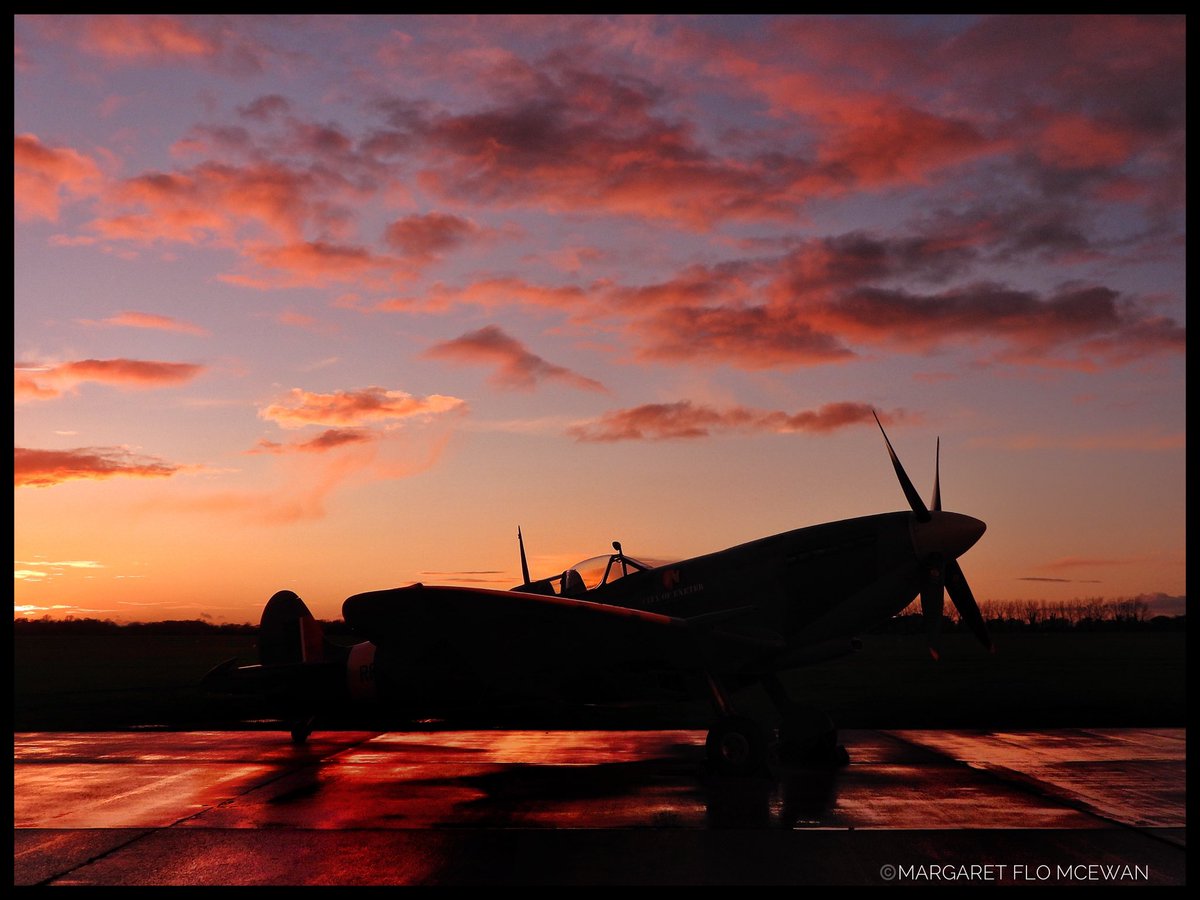 SealandDuchess's tweet photo. Red sky at night - spitfire delight❤️ #spitfire #sunset #aviation #militaryhistory #merlinengine #supermarine #flying #spitfires #ww2 #warbird https://t.co/e8VrqvZIYY