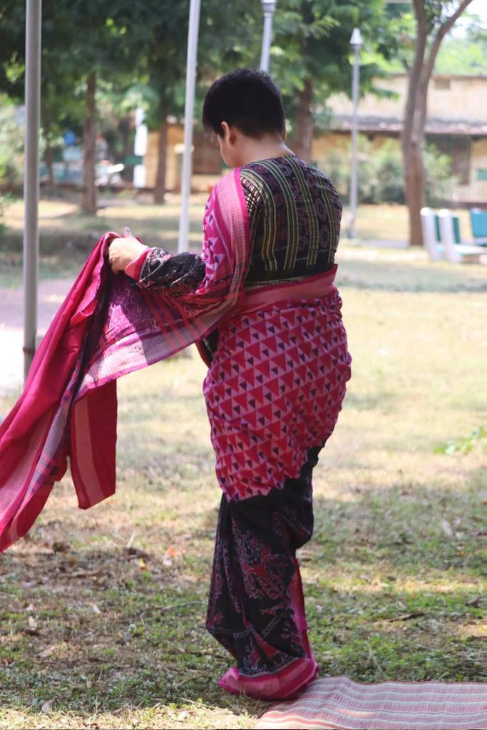 TheAnushreeDash's tweet photo. A Saree wali Nari
#TheycallmeNari #MyHandloomMyPride #Sambalpuri #SambalpuriHandloom with @adibha https://t.co/xbwke3gmvt