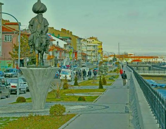 Sen alışmışsın güneşli günlere / ben gecenin dördü beşiyim