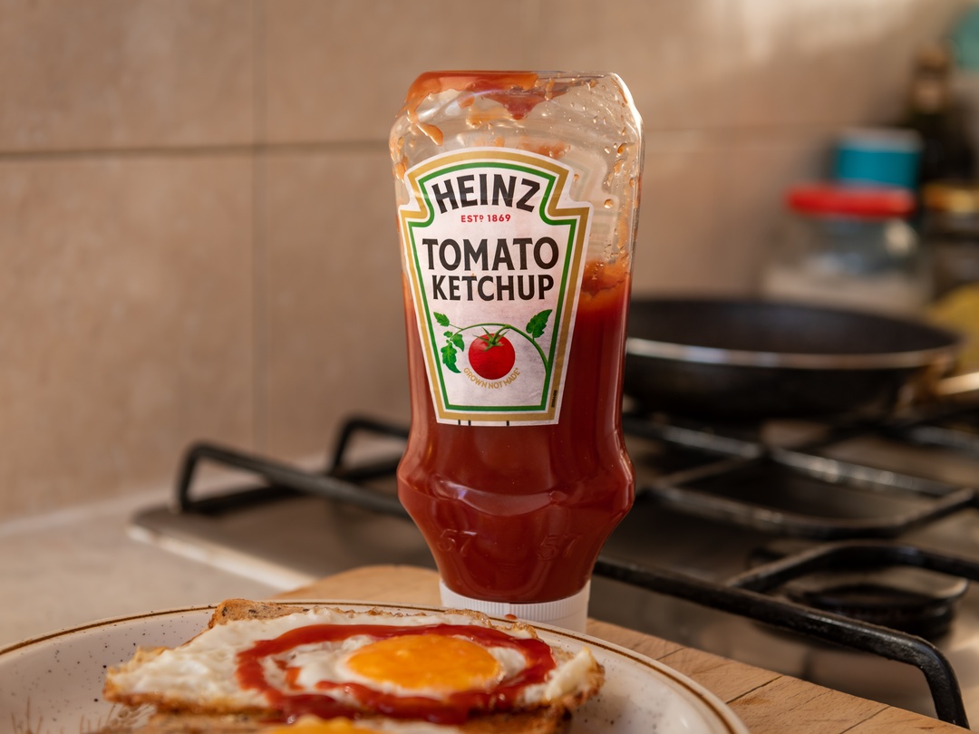 PackagingEurope's tweet photo. By 2030, @KraftHeinzCo is aiming to drive down the consumption of virgin plastic in its global packaging portfolio by 20% by minimising components, increasing recycled content, and utilising alternative materials

Full story: https://t.co/COcDAFwQ4V https://t.co/9Z838OL61A
