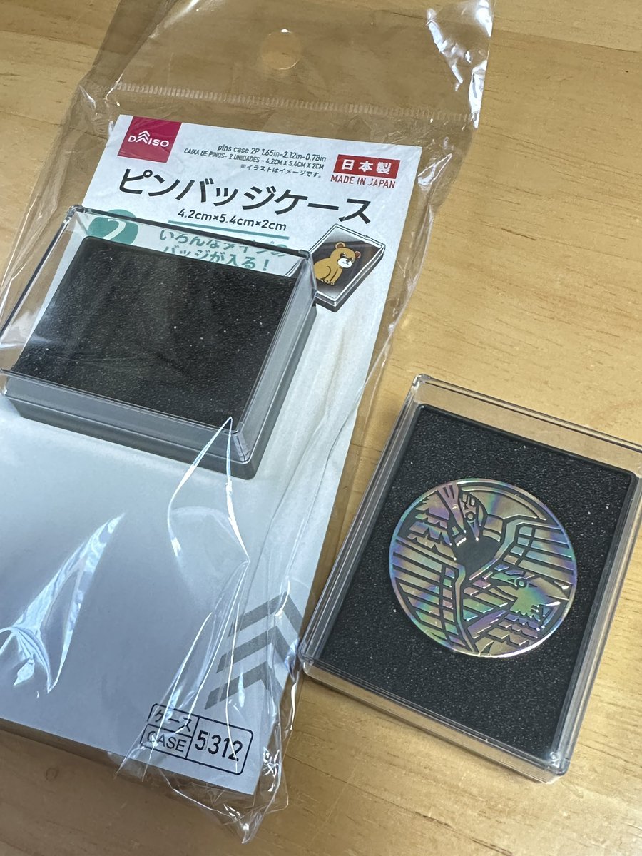ポケカのコインの収納、ダイソーのピンバッジケースにフィギュア固定用の両面テープみたいなので貼って1枚1枚飾るのもありだぞ！ あれこれポケモンカードの コインサイズじゃん！って閃いて買ったの大正解。 ポケモンコインコレクションもこうやって飾ろ。
