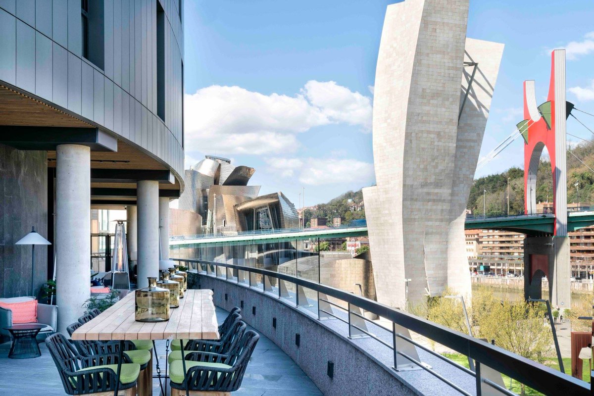 Vincci_Expert's tweet photo. En un lugar privilegiado, con unas vistas de ensueño al @MuseoGuggenheim y en un ambiente vibrante, te espera la 𝑻𝒆𝒓𝒓𝒂𝒛𝒂 𝑲𝒐𝒏𝒅𝒖𝒕𝒙𝒐 del hotel #VincciConsuladodeBilbao 4*. 
¡El escenario perfecto para tu #evento!
👉 https://t.co/XnBRrLaVGo https://t.co/xRtSaWUg9t