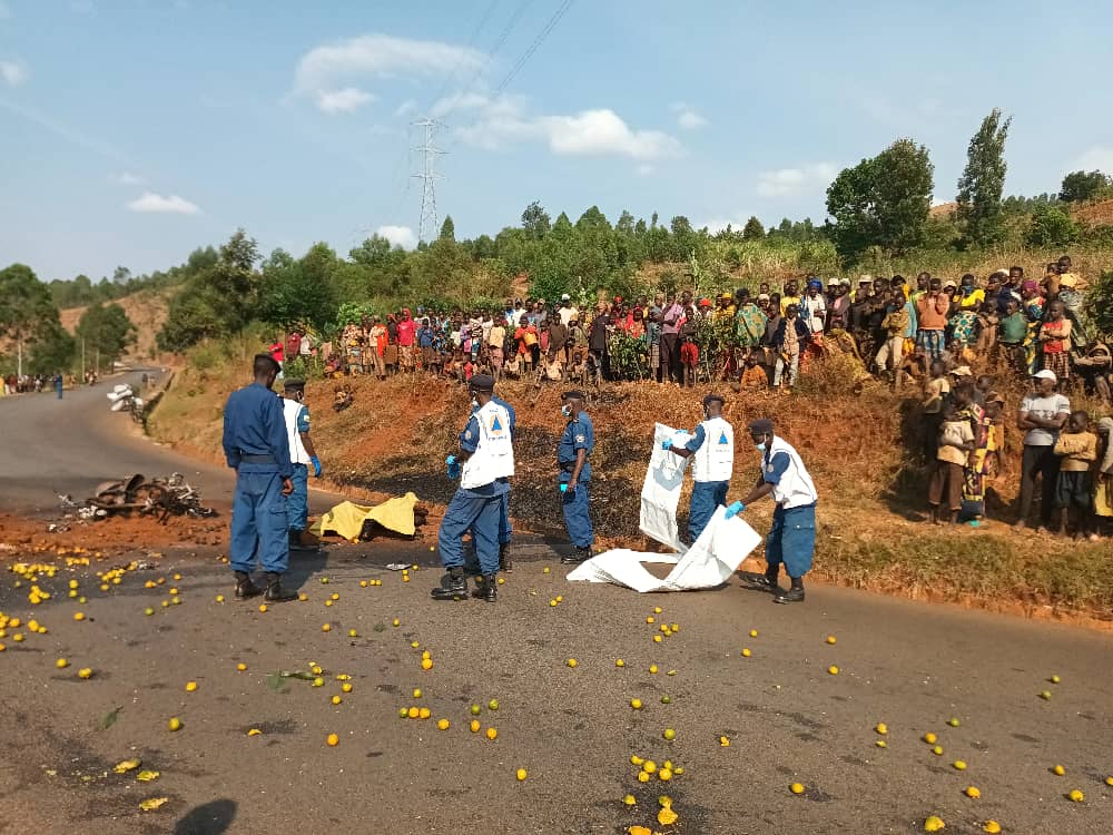 MagazineJimbere's tweet photo. 😭 3 personnes viennent de perdre la vie dans un accident de la route entre deux motos qui sont entrées en collision sur la #RN12 (#Gitega-#Karusi) au matin de ce 02/08/2023, au niveau de la colline #Kibande de la commune #Giheta (@Gitega)
⛽🔥 Une des quatre personnes qui étaient à bord de ces motos transportait du #carburant, ce qui aurait déclenché un incendie qui les a consumées, selon les autorités locales
🚨 La Police a vite emmené à l'hôpital le 4ème passager qui est grièvement blessé
#Burundi #RoadSafety