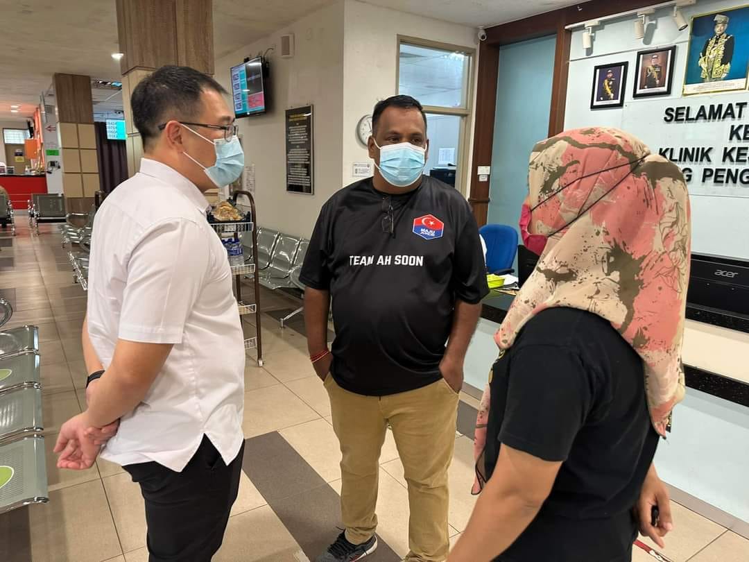 MCAHQ's tweet image. Selepas dimaklumkan mengenai masalah lif tidak beroperasi di Klinik Kesihatan Yong Peng, YB @LingTianSoon1 turun ke klinik berkenaan untuk memahami situasi. 

Beliau telah meminta Pejabat Kesihatan Daerah Batu Pahat untuk menguruskan masalah tersebut. 

#YongPeng #teamAhSoon