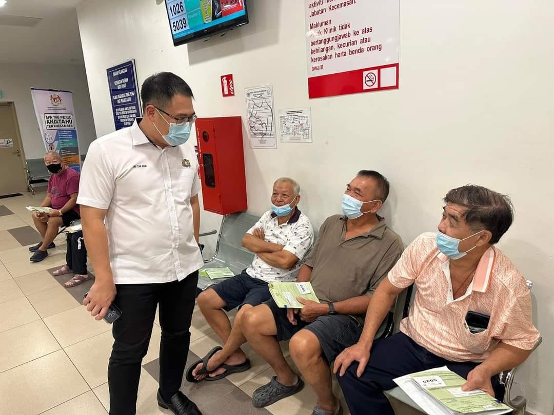 MCAHQ's tweet image. Selepas dimaklumkan mengenai masalah lif tidak beroperasi di Klinik Kesihatan Yong Peng, YB @LingTianSoon1 turun ke klinik berkenaan untuk memahami situasi. 

Beliau telah meminta Pejabat Kesihatan Daerah Batu Pahat untuk menguruskan masalah tersebut. 

#YongPeng #teamAhSoon