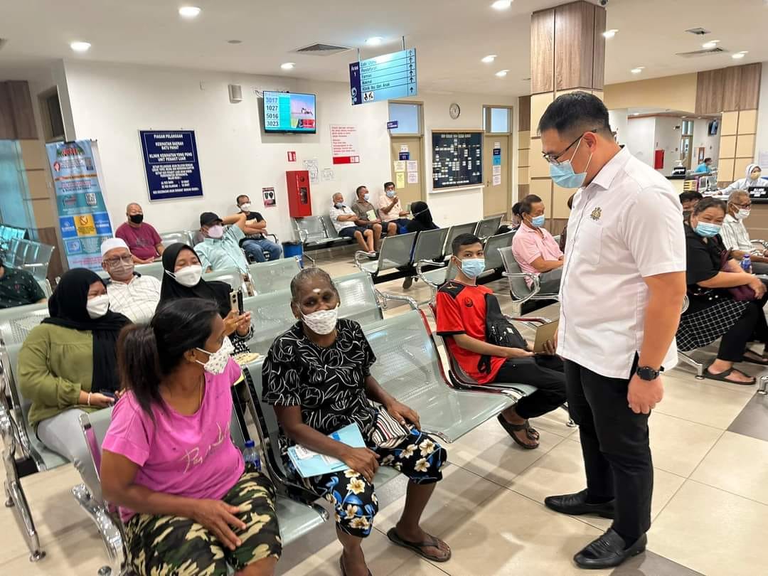 MCAHQ's tweet image. Selepas dimaklumkan mengenai masalah lif tidak beroperasi di Klinik Kesihatan Yong Peng, YB @LingTianSoon1 turun ke klinik berkenaan untuk memahami situasi. 

Beliau telah meminta Pejabat Kesihatan Daerah Batu Pahat untuk menguruskan masalah tersebut. 

#YongPeng #teamAhSoon