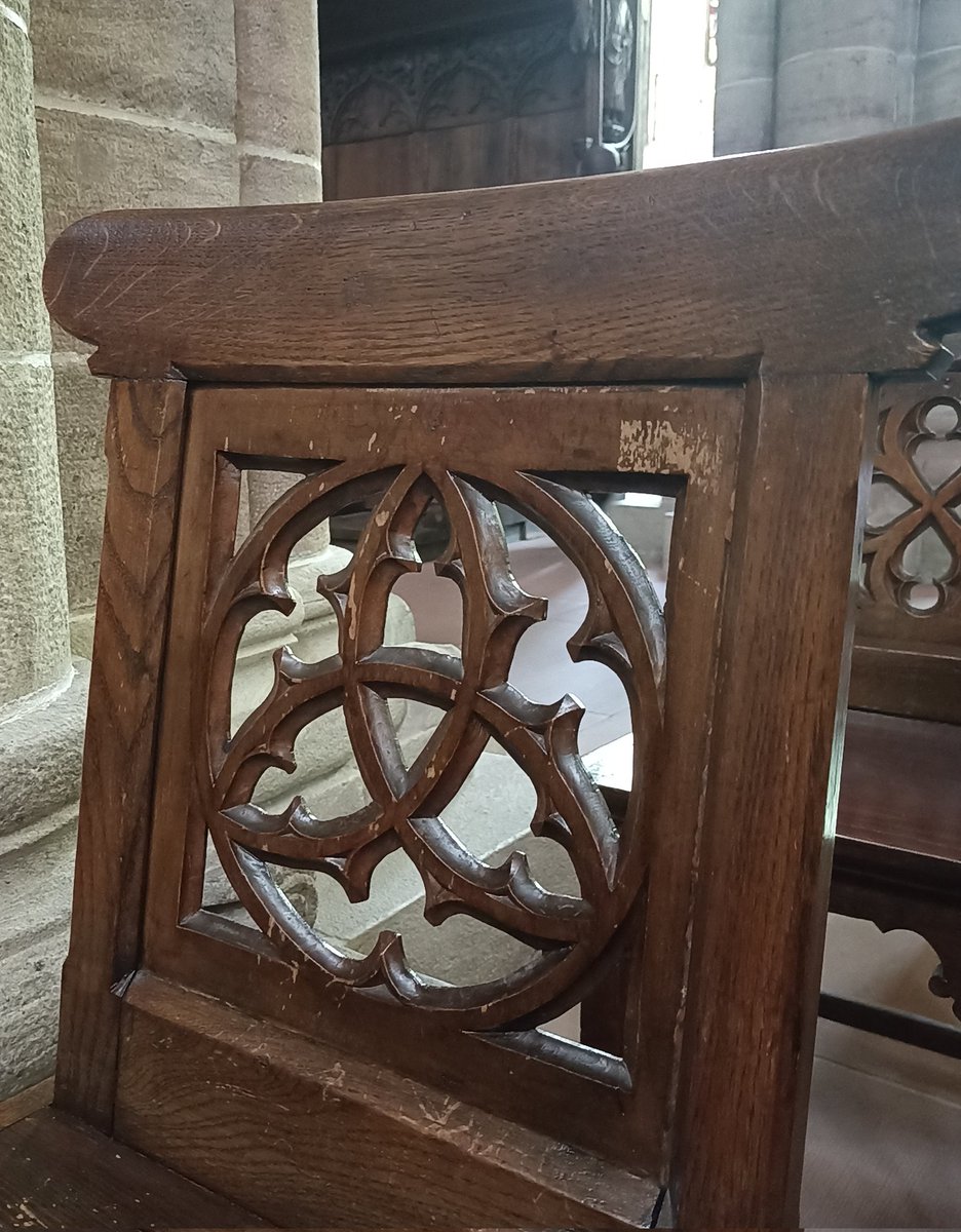 ClaudiaCasero's tweet photo. Després vam visitar la Catedral de Basilea i vam veure... #Nusos 🪢
Tant en els vitralls com a les cadires, encara que sigui només una projecció del nus!
Sabrieu dir quins nusos són? https://t.co/FipueaDuv2