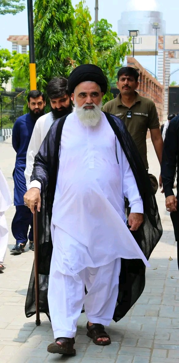 MariumShabbir2's tweet photo. _ابھی نظام چلے  گا   یہاں   امامت  کا_
_صدائے عدل اٹھے گی ابھی کٹہروں   سے_

_ابھی تو آئے ہیں مسلم ہمارے کوفہ میں_
_ابھی نقاب ہٹیں گے ہزار  چہروں سے_

سلام بر اُستادِ بزرگوار 💐 https://t.co/7KjVF8bwFB