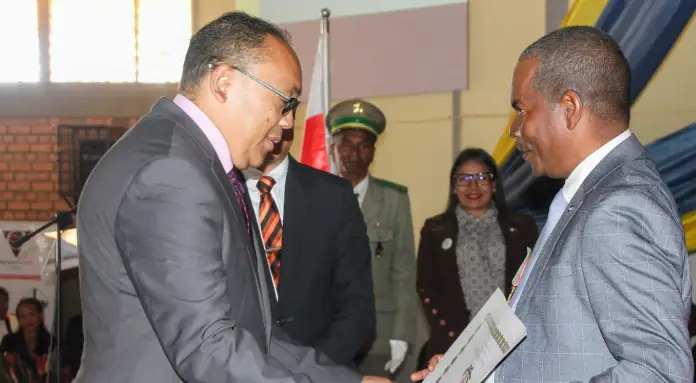 AndriaSolo's tweet photo. Ce fut pour moi fut un honneur et un grand plaisir de remettre les distinctions honorifiques pour des employés de l’École Supérieure Polytechnique d'Antananarivo (#ESPA) de #Vontovorona qui célèbre également cette année son 50e anniversaire.

(Src photo : Midi Madagasikara) https://t.co/8UZMt1K5Qh