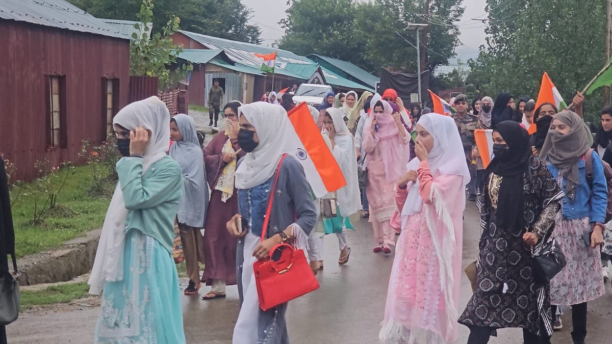 ChinarcorpsIA's tweet photo. #ChinarWarriors organised a creative-cum-recreational trip for #women from #Skill Development Centres in #Kupwara region to #Gulmarg, with an aim to increase awareness &amp; #motivate them towards self-reliance. 

#Kashmir 
#WomenEmpowerment
@adgpi
@NorthernComd_IA
@OfficeOfLGJandK https://t.co/2u6VDiDLPi