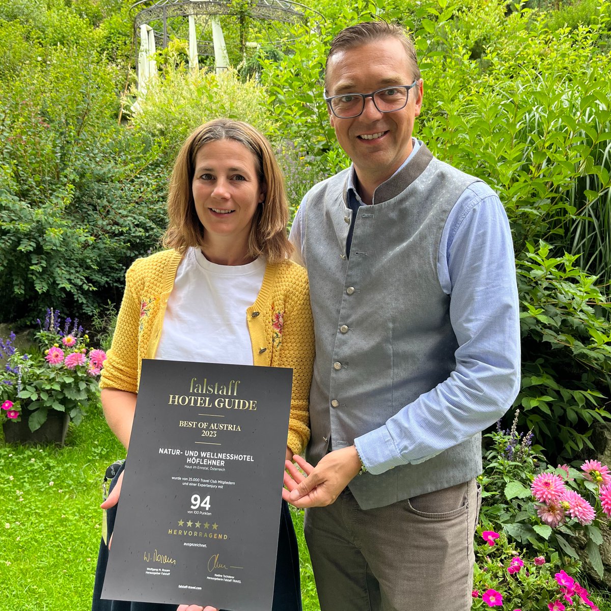 HotelHoeflehner's tweet photo. Wir sind alle begeistert über die hervorragende Auszeichnung vom Falstaff Hotelguide! Vielen Dank für diese 𝗳𝗮𝗻𝘁𝗮𝘀𝘁𝗶𝘀𝗰𝗵𝗲 𝗕𝗲𝘄𝗲𝗿𝘁𝘂𝗻𝗴!

Wir fühlen uns 𝗴𝗲𝗲𝗵𝗿𝘁 und sind 𝗺𝗼𝘁𝗶𝘃𝗶𝗲𝗿𝘁, weiterhin unser Bestes zu geben!

#auszeichnung #höflehner #falstaff https://t.co/rIs2RU5Cf3